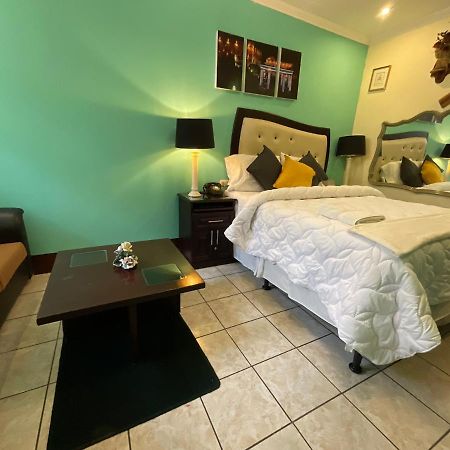 Hotel Vintage "Casa Las Flores" كويتزالتنانغو المظهر الخارجي الصورة